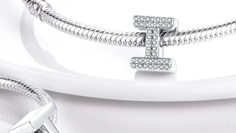 Buchstaben-Charm mit Zirkonia – Personalisierter Anhänger