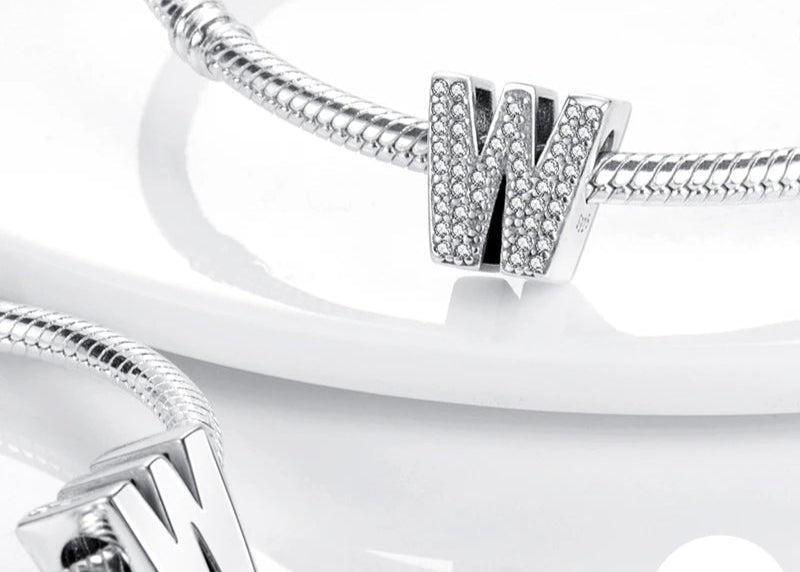 Buchstaben-Charm mit Zirkonia – Personalisierter Anhänger