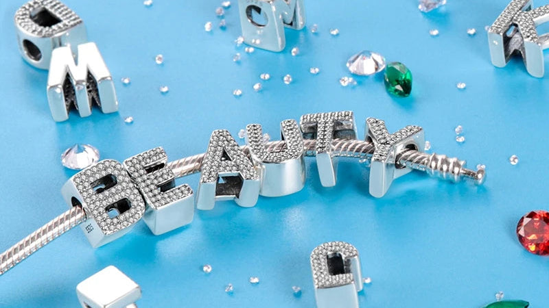 Buchstaben-Charm mit Zirkonia – Personalisierter Anhänger