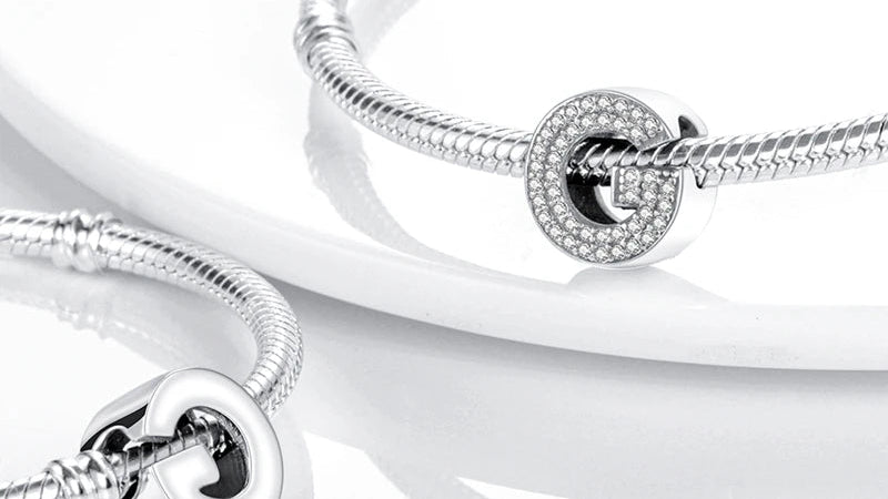 Buchstaben-Charm mit Zirkonia – Personalisierter Anhänger